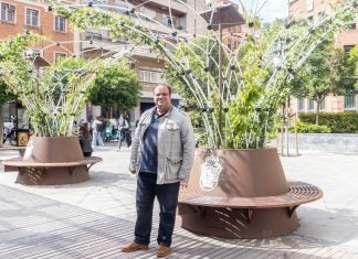 Morejón, ante los artilugios para dar sombra.