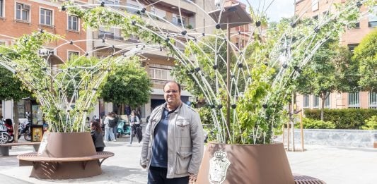 Morejón, ante los artilugios para dar sombra.