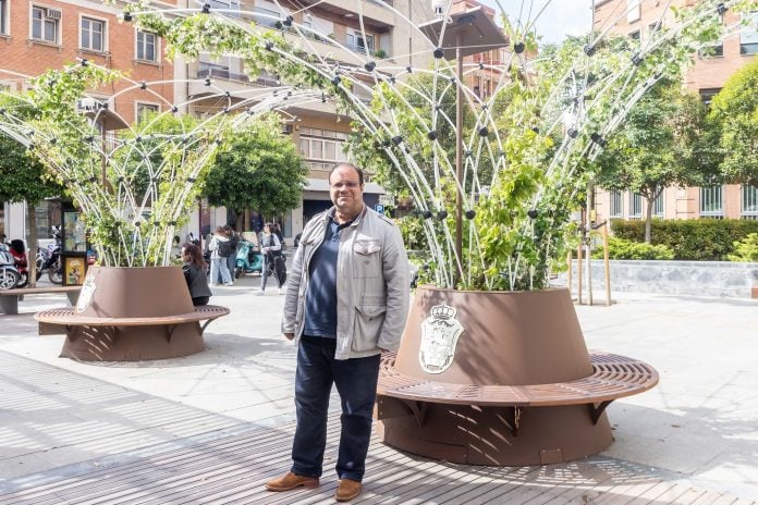 Morejón, ante los artilugios para dar sombra.