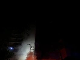 Fotografía aportada por los bomberos de Guadalajara del incendio atajado en un edificio de 11 plantas, en la capital.