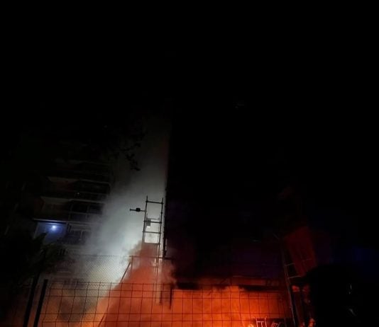 Fotografía aportada por los bomberos de Guadalajara del incendio atajado en un edificio de 11 plantas, en la capital.