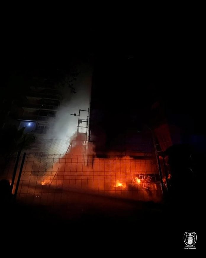 Fotografía aportada por los bomberos de Guadalajara del incendio atajado en un edificio de 11 plantas, en la capital.