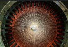 Generador de la central nuclear de Trillo. La figura humana en el centro da idea de su tamaño.