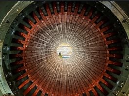 Generador de la central nuclear de Trillo. La figura humana en el centro da idea de su tamaño.