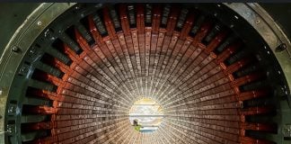 Generador de la central nuclear de Trillo. La figura humana en el centro da idea de su tamaño.