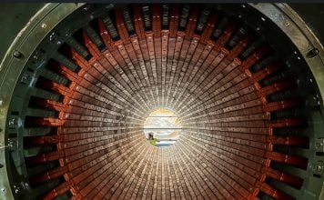 Generador de la central nuclear de Trillo. La figura humana en el centro da idea de su tamaño.