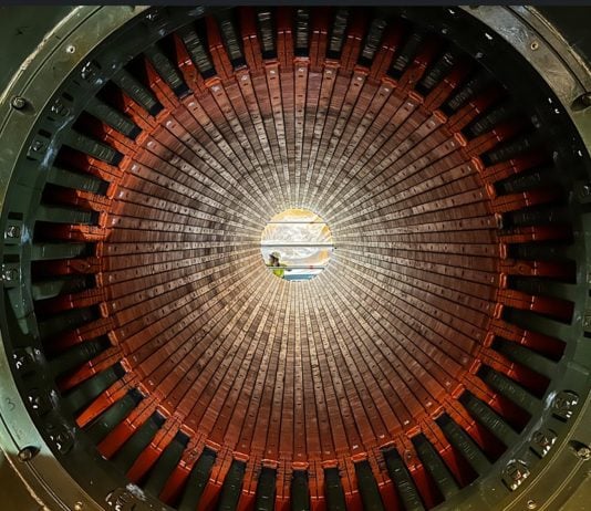 Generador de la central nuclear de Trillo. La figura humana en el centro da idea de su tamaño.