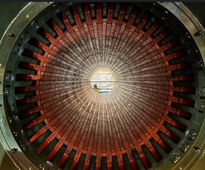 Generador de la central nuclear de Trillo. La figura humana en el centro da idea de su tamaño.