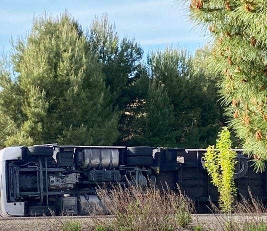 Camión volcado. (Foto: Ranz Yubero)