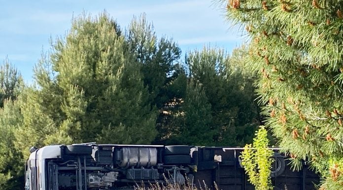 Camión volcado. (Foto: Ranz Yubero)