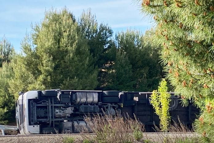 Camión volcado. (Foto: Ranz Yubero)