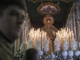 Cientos de personas abarrotaron las inmediaciones de la iglesia de Santiago Apóstol para la salida de la Cofradía María Santísima Esperanza - Macarena en noche todavía muy fresca en esta Semana Santa de 2026. (Foto: Nacho Izquierdo)