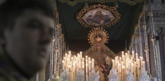 Cientos de personas abarrotaron las inmediaciones de la iglesia de Santiago Apóstol para la salida de la Cofradía María Santísima Esperanza - Macarena en noche todavía muy fresca en esta Semana Santa de 2026. (Foto: Nacho Izquierdo)
