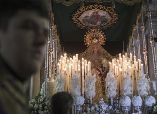 La Macarena en Guadalajara Cientos de personas abarrotaron las inmediaciones de la iglesia de Santiago Apóstol para la salida de la Cofradía María Santísima Esperanza - Macarena en noche todavía muy fresca en esta Semana Santa de 2026. (Foto: Nacho Izquierdo)