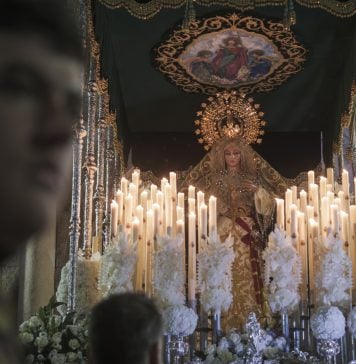 Cientos de personas abarrotaron las inmediaciones de la iglesia de Santiago Apóstol para la salida de la Cofradía María Santísima Esperanza - Macarena en noche todavía muy fresca en esta Semana Santa de 2026. (Foto: Nacho Izquierdo)