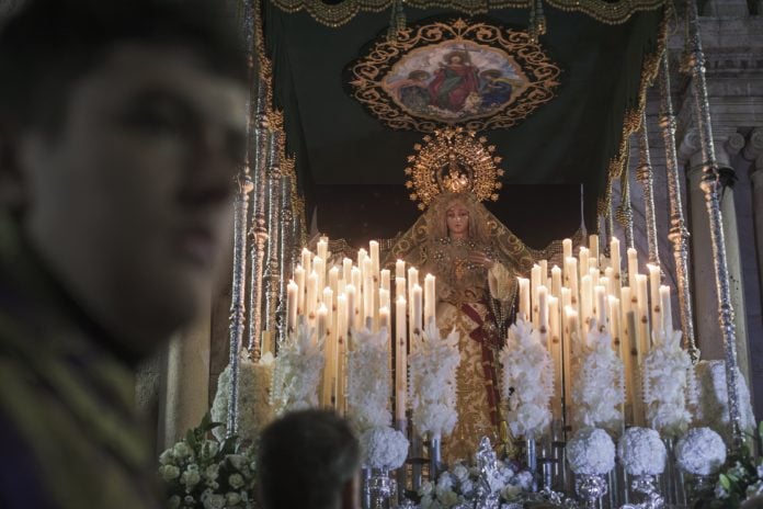 Cientos de personas abarrotaron las inmediaciones de la iglesia de Santiago Apóstol para la salida de la Cofradía María Santísima Esperanza - Macarena en noche todavía muy fresca en esta Semana Santa de 2026. (Foto: Nacho Izquierdo)