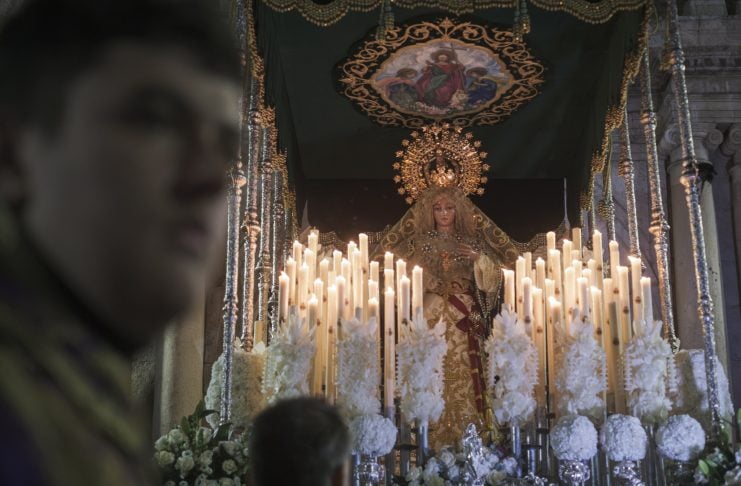 La Macarena en Guadalajara Cientos de personas abarrotaron las inmediaciones de la iglesia de Santiago Apóstol para la salida de la Cofradía María Santísima Esperanza - Macarena en noche todavía muy fresca en esta Semana Santa de 2026. (Foto: Nacho Izquierdo)