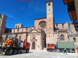 La UME, preparándose frente a la catedral de Sigüenza.