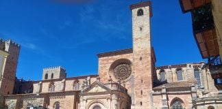 La UME, preparándose frente a la catedral de Sigüenza.
