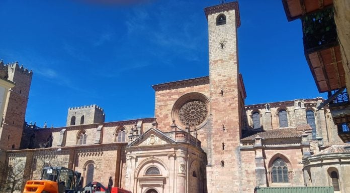 La UME, preparándose frente a la catedral de Sigüenza.