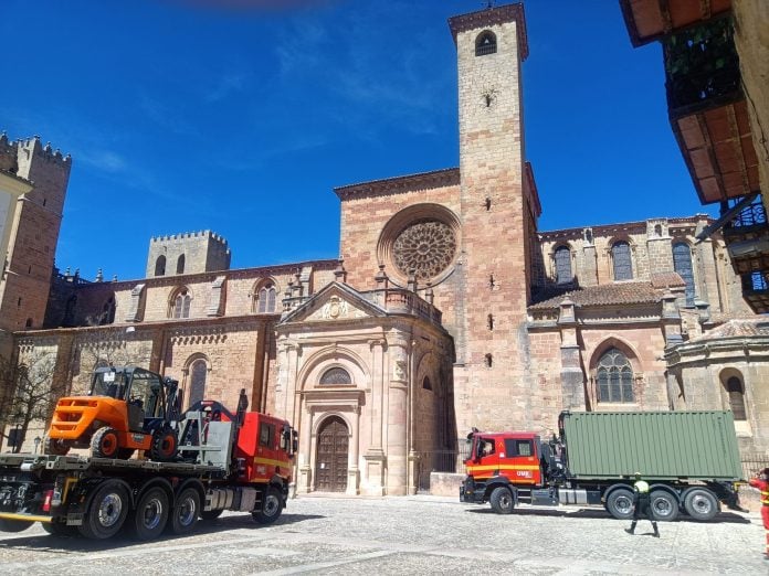 La UME, preparándose frente a la catedral de Sigüenza.