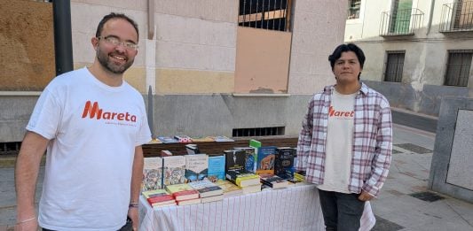 Tras el eclipse, «Mareta» se va… con una fiesta "Mareta", librería y espacio cultural de Guadalajara, ha llevado parte de sus volúmenes a la calle. (Foto: La Crónic@)