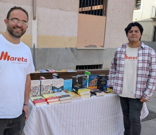 "Mareta", librería y espacio cultural de Guadalajara, ha llevado parte de sus volúmenes a la calle. (Foto: La Crónic@)