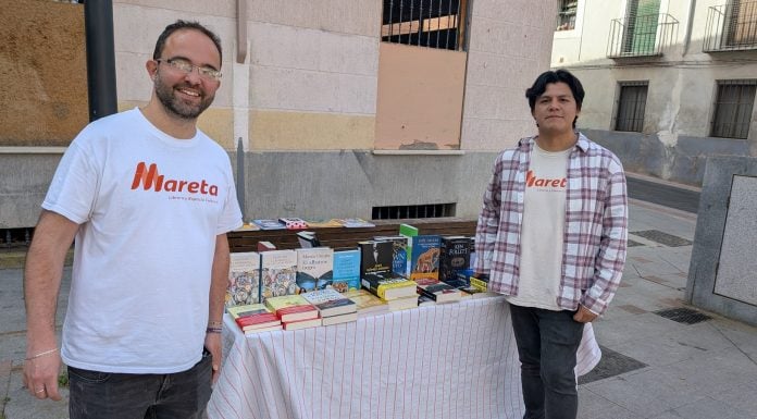 Tras el eclipse, «Mareta» se va… con una fiesta "Mareta", librería y espacio cultural de Guadalajara, ha llevado parte de sus volúmenes a la calle. (Foto: La Crónic@)