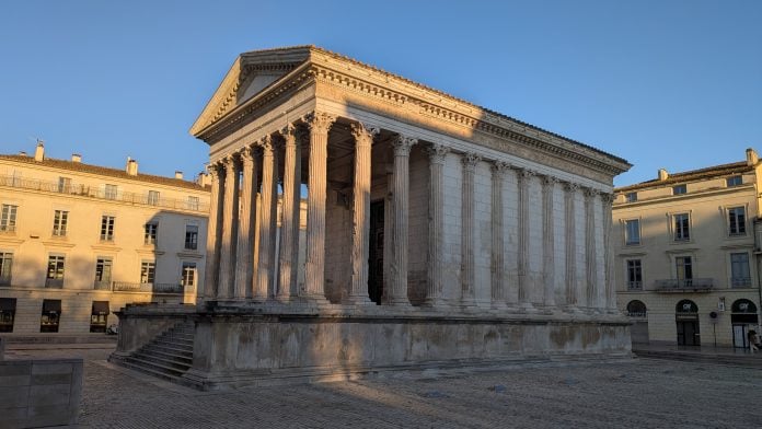 La Maison Carrée es, con todos los honores, el centro histórico y el mayor orgullo de Nîmes. (Foto: Augusto González / La Crónic@)