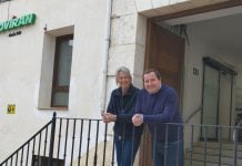 Los dos emprendedores que han abierto un nuevo supermercado en Budia.