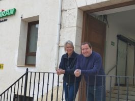 Los dos emprendedores que han abierto un nuevo supermercado en Budia.