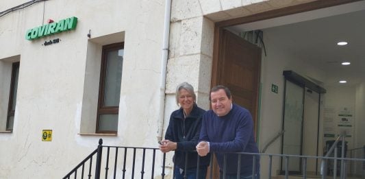 La apertura de un supermercado es noticia en un pueblo de Guadalajara Los dos emprendedores que han abierto un nuevo supermercado en Budia.