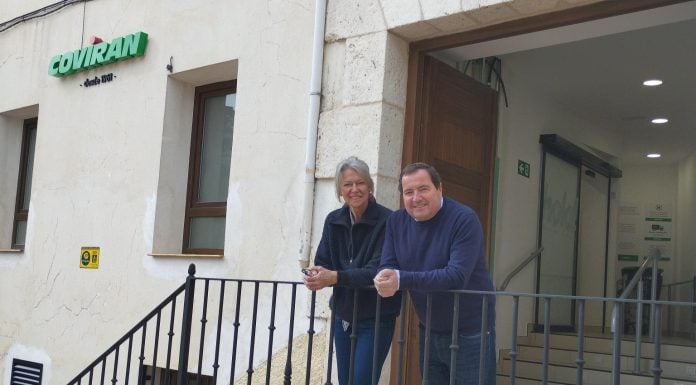 La apertura de un supermercado es noticia Los dos emprendedores que han abierto un nuevo supermercado en Budia.