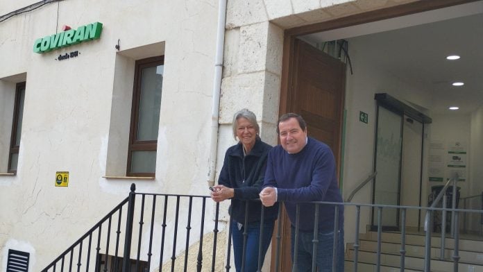 Los dos emprendedores que han abierto un nuevo supermercado en Budia.