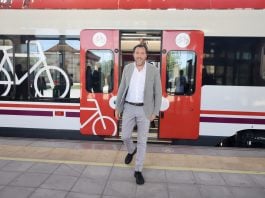 Óscar Puente, ante uno de los nuevos Cercanías que se utilizarán en Madrid y en la línea de C-2 a Guadalajara.