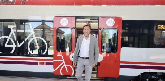 Óscar Puente, ante uno de los nuevos Cercanías que se utilizarán en Madrid y en la línea de C-2 a Guadalajara.