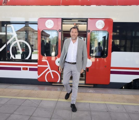 Óscar Puente, ante uno de los nuevos Cercanías que se utilizarán en Madrid y en la línea de C-2 a Guadalajara.