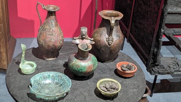 Objetos domésticos recuperados en Herculano, cerca de Nápoles. (Foto: La Crónic@)