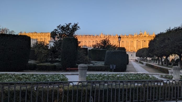 El Palacio Real de Madrid en un amanecer de la primavera de 2026. (Foto: La Crónic@)