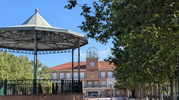 Plaza del Pueblo, en Cabanillas del Campo, en abril de 2026. (Foto: La Crónic@)