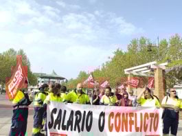 Protesta de los trabajadores de Grupo Raga en Cabanillas, responsable de la limpieza viaria y mantenimiento de jardines.