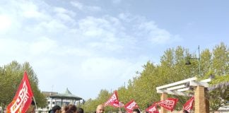 Protesta de los trabajadores de Grupo Raga en Cabanillas, responsable de la limpieza viaria y mantenimiento de jardines.