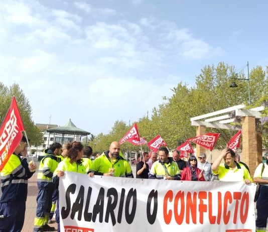 Protesta de los trabajadores de Grupo Raga en Cabanillas, responsable de la limpieza viaria y mantenimiento de jardines.