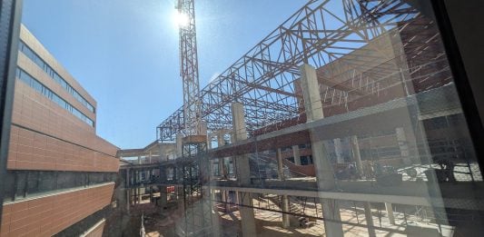 Obras en el Hospital de Guadalajara en marzo de 2026. A diferencia de hace lustros, la Construcción o la obra pública no son ya los mayores motores del empleo en la provincia. (Foto: La Crónic@)