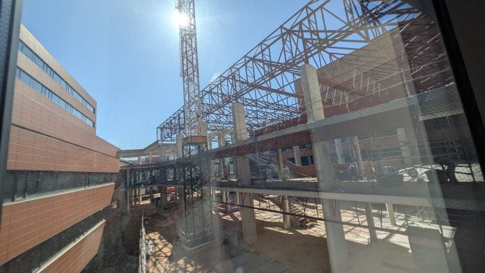 Obras en el Hospital de Guadalajara en marzo de 2026. A diferencia de hace lustros, la Construcción o la obra pública no son ya los mayores motores del empleo en la provincia. (Foto: La Crónic@)