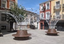 Calor, pero menos Sombrajos tecnológicos los que se han plantado en varios puntos de Guadalajara, a la espera de que las enredaderas que los justifican prosperen. (Foto: La Crónic@)