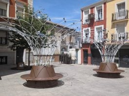 Sombrajos tecnológicos los que se han plantado en varios puntos de Guadalajara, a la espera de que las enredaderas que los justifican prosperen. (Foto: La Crónic@)