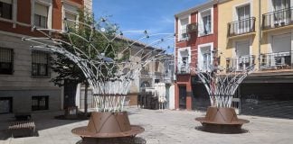 Sombrajos tecnológicos los que se han plantado en varios puntos de Guadalajara, a la espera de que las enredaderas que los justifican prosperen. (Foto: La Crónic@)