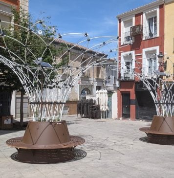 Sombrajos tecnológicos los que se han plantado en varios puntos de Guadalajara, a la espera de que las enredaderas que los justifican prosperen. (Foto: La Crónic@)