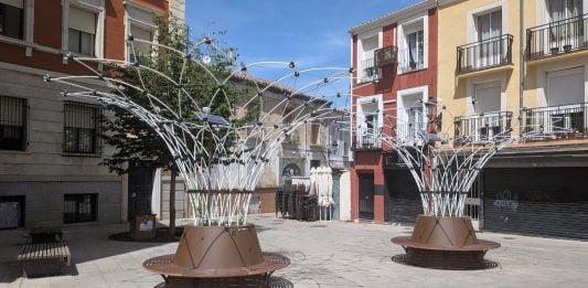 Sombrajos tecnológicos los que se han plantado en varios puntos de Guadalajara, a la espera de que las enredaderas que los justifican prosperen. (Foto: La Crónic@)